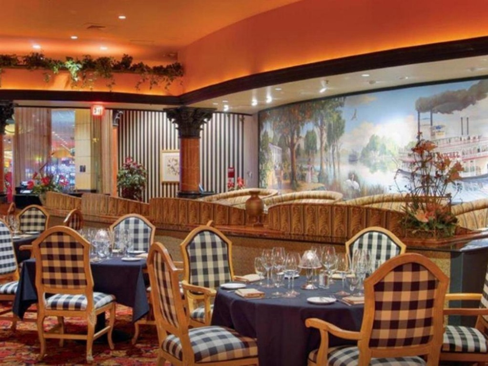 Strip View King Non-Smoking